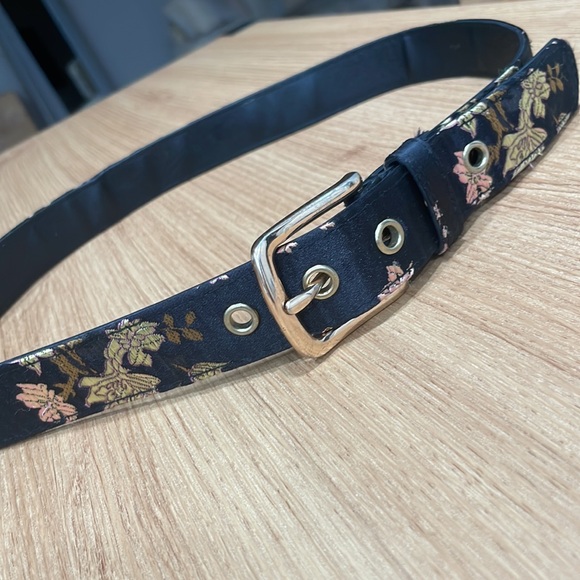 Black Embroidered Floral Glossy Manmade Belt Size Small/Medium - Picture 3 of 9